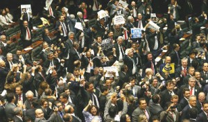 Deputados contrários ao projeto de redução da maioridade penal comemoram a rejeição da PEC na Câmara dos Deputados, em Brasília