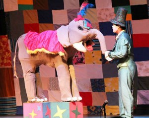 Elefante Lindinho que realiza números de tirar o fôlego