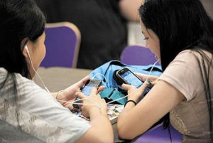 A sala de casa é o local onde 81% dos jovens acessam a internet