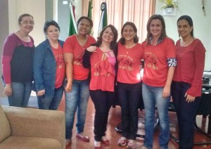 Grupo de dança Raio de Luz com a prefeita Juliana Almeida