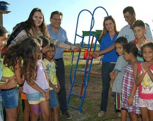 Os vereadores Francisco Cebalho, Elange Ribeiro e a prefeita Juliana no assentamento