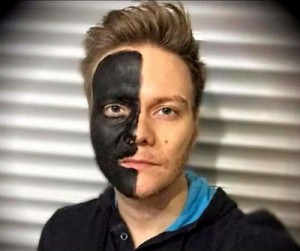 Sertanejo foi criticado após fazer "blackface", uma prática racista que foi popular no século 19
