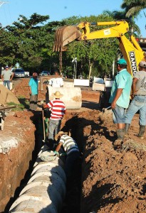 O serviço de drenagem está sendo feito na Avenida Afonso Pena com a Rua Marechal Deodoro