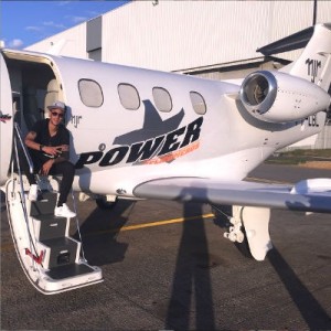 Neymar posa na porta de seu jatinho particular (Foto: UOL)
