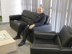 Deputado está dormindo no sofá de seu gabinete (Foto: Reprodução/TV Anhanguera)