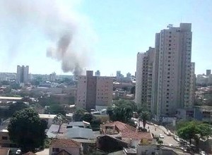 Fumaça é vista de longe por moradores da região central (Foto: Tânia Rezende / Arquivo Pessoal)