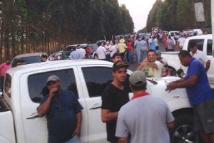 Produtores rurais tiveram que bloquear a rodovia no município de Antonio João para chamar atenção