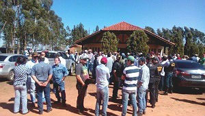 Fazendeiros e autoridades políticas se reuniram para debater conflito neste sábado, em Antônio João (Foto: Leo Veras/ Arquivo Pessoal)