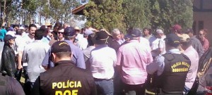Fazendeiros e autoridades políticas se reuniram para debater conflito neste sábado, em Antônio João (Foto: Leo Veras)