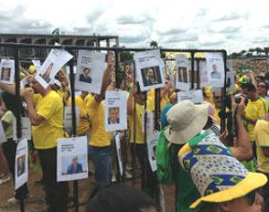 Manifestantes pedem a prisão de parlamentares com acusações criminais no STF durante protesto em Brasília em março de 2015
