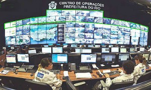 Técnicos olham câmeras no Centro de Operações Rio - Fábio Soua / O Globo