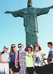 A lutadora Ronda Rousey (de azul) esteve visitando o Cristo Redentor