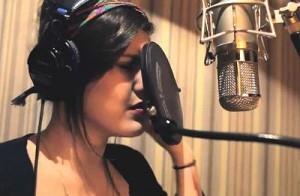 A campo-grandense Tássia Holsback disputa com a música “Domingo”