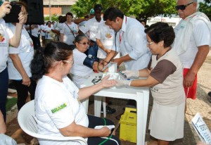 Na Praça Agenor Carrilho, a equipe da Secretaria de Saúde aguardava os idosos