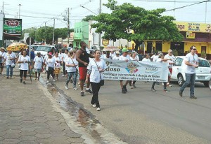 Os idosos fizeram caminhada pelas ruas da cidade