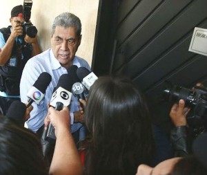 André é abordado por repórteres na sede do Gaeco