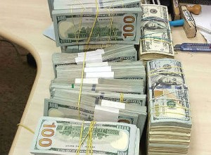 A apreensão foi de US$ 894.916,00 (oitocentos e noventa e quatro mil e novecentos e dezesseis dólares americanos)