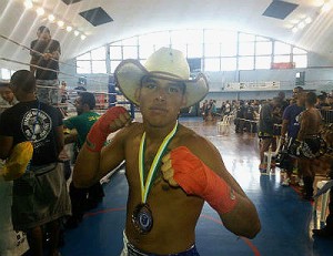 Elielton com a medalha no peito, após a conquista