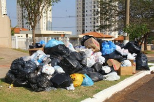 Fica proibido jogar, colocar, deixar ou praticar qualquer outro ato que implique depósito de lixo