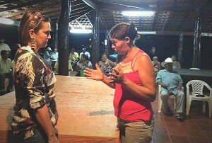 A prefeita reuniu os moradores no salão da AABB 