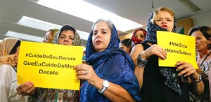 Servidoras da Câmara protestam com lenços cobrindo a cabeça e o colo contra as novas regras de vestimenta propostas pela Mesa Diretora