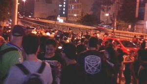 Na Faculdade Anhembi Morumbi, na rua 13 de Maio, em São Paulo, alunos e funcionários se aglomeraram do lado de fora do prédio após sentirem o tremor de magnitude 8.3 registrado na costa do Chile