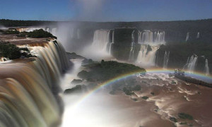 Cataratas do Iguaçu fotografada durante um passeio noturno, numa noite de lua cheia - Carlos Ivan / Agência O Globo