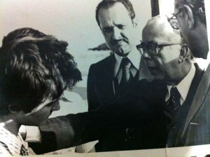 Adolescente, entrevistando o então Ministro da Saúde. No canto esquerdo, o ex-governador de MS, Harry Amorim Costa