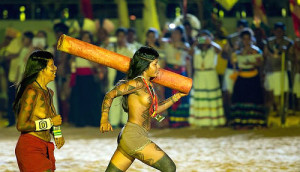 Corrida de tora na cerimônia de abertura dos Jogos Mundiais dos Povos Indígenas