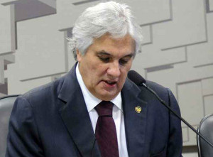 O líder do governo no Senado, Delcídio Amaral (PT-MS), criticou ontem (20) a proposta do relator da Lei Orçamentária Anual, deputado Ricardo Barros (PP-PR)