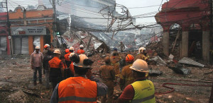 Bombeiros trabalham no local da explosão na zona norte do Rio
