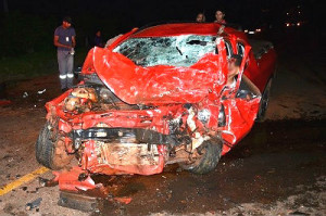 O acidente entre três carros aconteceu na madrugada deste domingo 