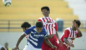 Palmas - Índios Kayapó entram enfrentam os índios do Panamá pela primeira rodada dos Jogos Mundiais dos Povos Indígenas (Foto: Marcelo Camargo/Agência Brasil)