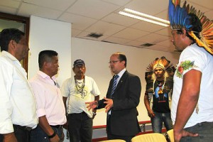 Os indígenas conversaram com o deputado estadual, Barbosinha (PSB