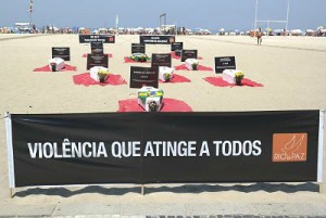 Caixões foram colocados nas areias de Copacabana, como forma de protesto, para denunciar 4 mil mortes por causas violentas no estado neste ano (Repórter Vladimir Platonow/Agencia Brasil)