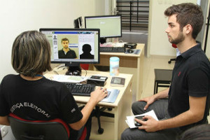 Recebem novo título eleitoral no local de trabalho