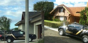 Viaturas da PF em frente às mansões de Giroto e de João Amorim