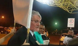 A intimidação ocorreu após a senhora tocar no ombro do deputado e pedir para que ele doasse as fazendas que possui para os indígenas