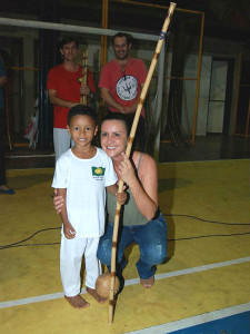 Juliana Almeida fez a entrega de berimbau para os alunos