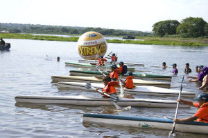 Canoas no rio, sol forte e uma empolgação de atletas de verdade, porém a competição do Extreminho Foto: Clóvis Neto