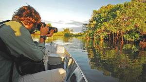 Turista registra o lago no Parque do Cantão. Crédito: Emerson Silva