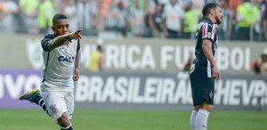 O líder Corinthians e o vice-líder Atlético-MG colocaram em campo o que todos esperavam na chamada "final antecipadada" do Brasileiro 2015.