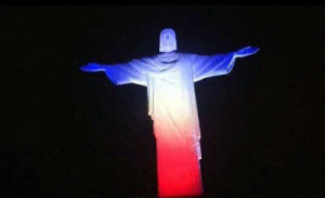 Cristo Redentor, no Rio de Janeiro, com as cores da França 