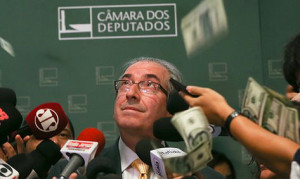 Eduardo Cunha é hostilizado e anuncia reforço policial na Câmara