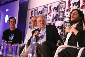 O ex-presidente FHC durante debate ao lado de Eduardo Jorge (esq.), Drauzio Varella e Jean Willys (dir.) 