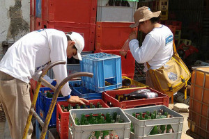 Agentes detectaram grande número de larvas de mosquitos em fábrica abandonada (Foto: Divulgação)