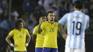 Lucas Limas, após bela jogada de Daniel e Elias, garantiu o empate fora de casa