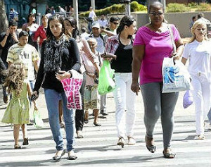 Rendimento médio mensal real, ou seja, descontada a inflação, foi R$ 1.987 entre os homens no ano passado, enquanto o das mulheres foi R$ 1.480