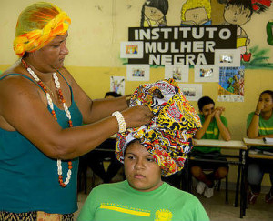 A oficina ensinou diferentes maneiras de usar o acessório. ( Rene Marcio)