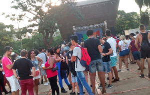 Evento ainda tem campanha e distribuição de preservativos